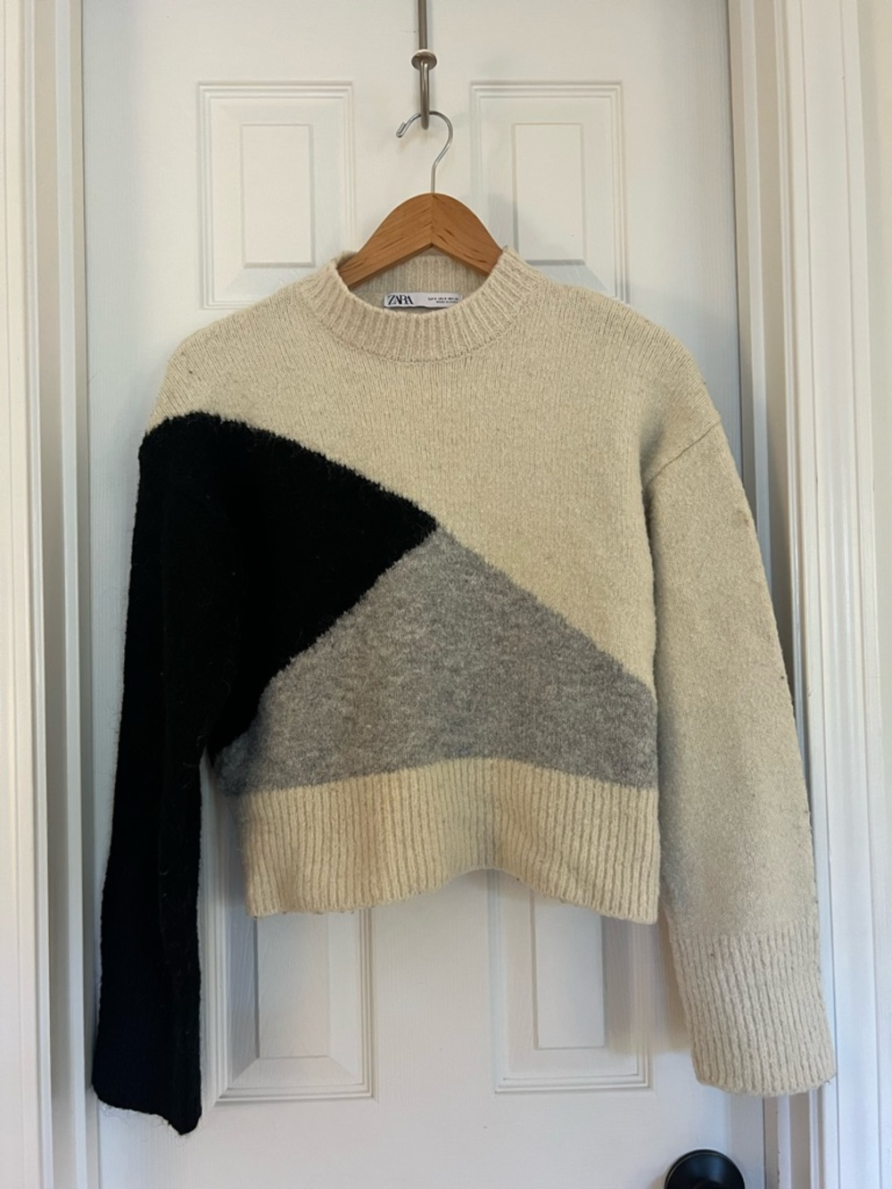 Zara Colorblock Crewneck Sweater in Cream, Black & Gray